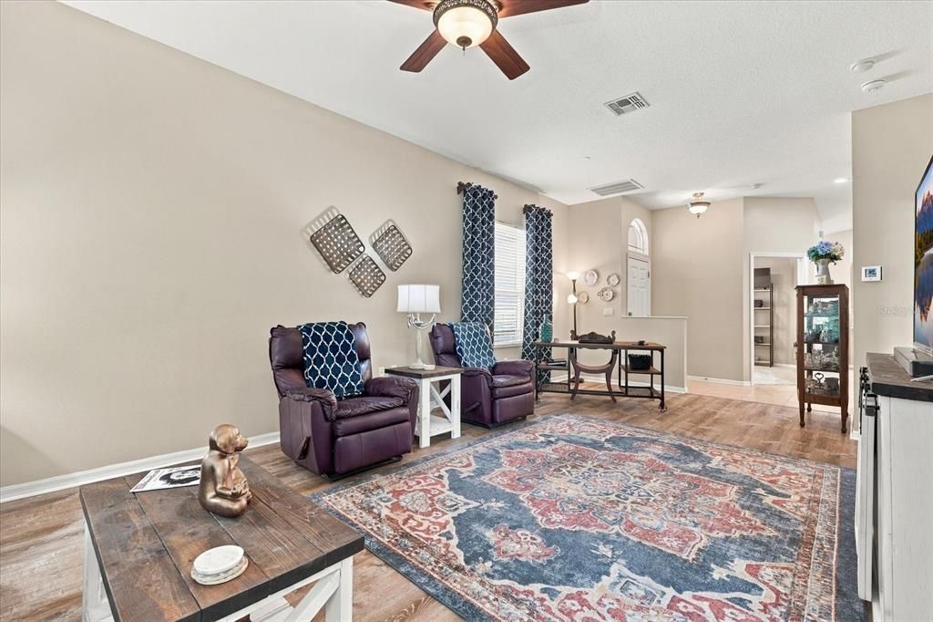 For Sale: $317,000 (2 beds, 2 baths, 1284 Square Feet)