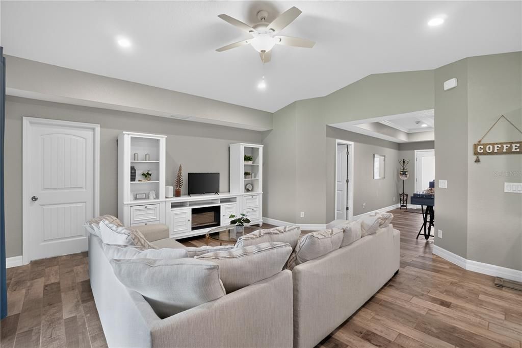 For Sale: $359,900 (3 beds, 2 baths, 1607 Square Feet)