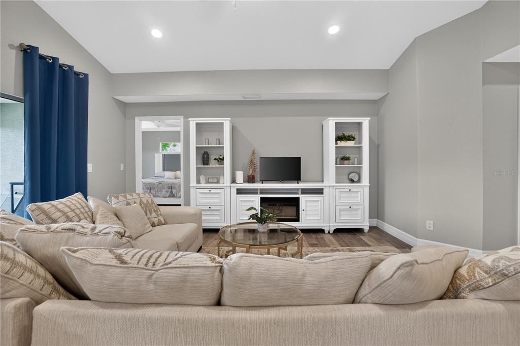 For Sale: $359,900 (3 beds, 2 baths, 1607 Square Feet)
