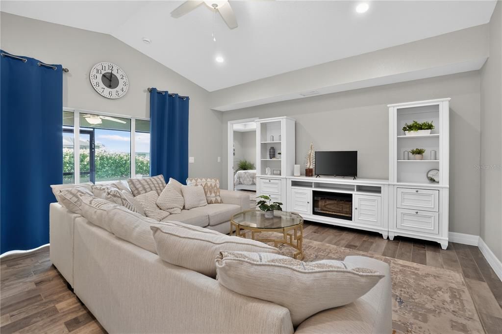 For Sale: $359,900 (3 beds, 2 baths, 1607 Square Feet)