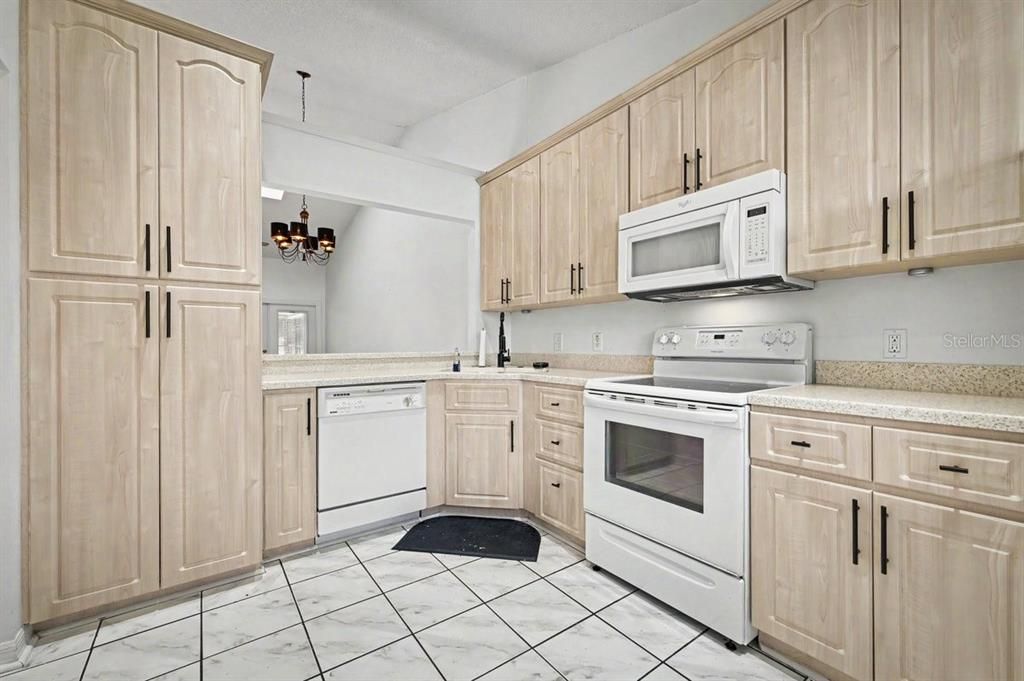 На продажу: $245,000 (2 спален, 2 ванн, 1045 Квадратных фут)