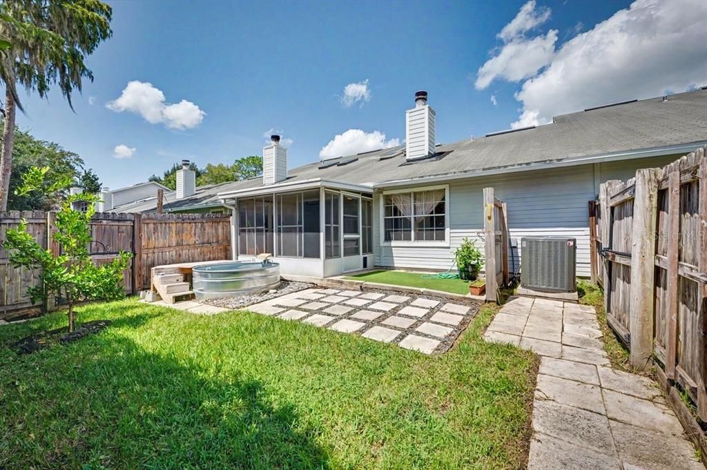 На продажу: $245,000 (2 спален, 2 ванн, 1045 Квадратных фут)