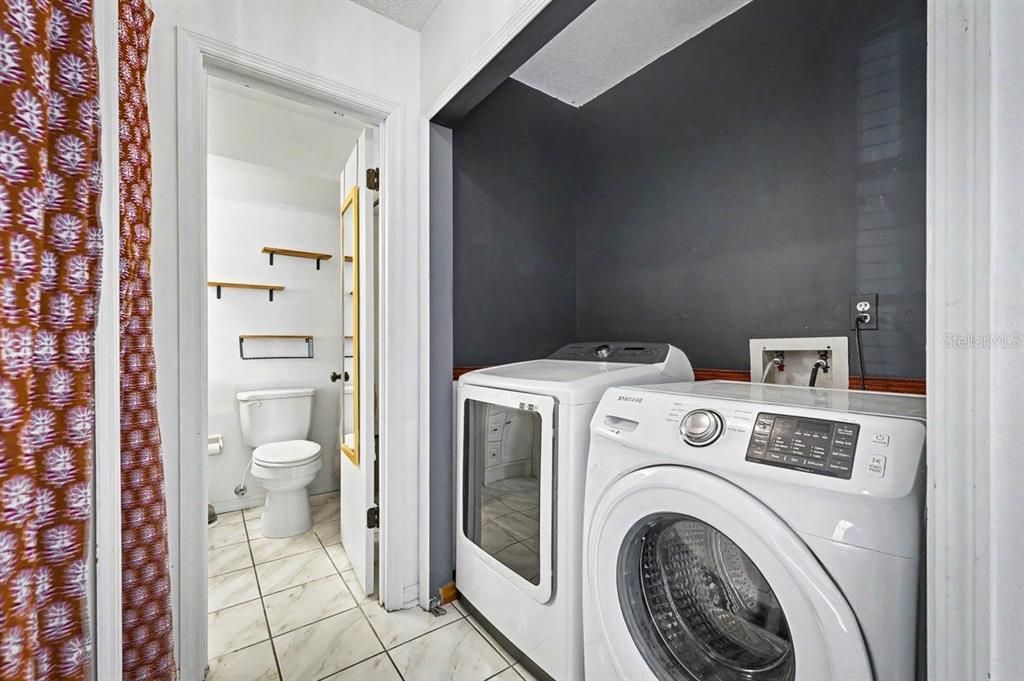 На продажу: $245,000 (2 спален, 2 ванн, 1045 Квадратных фут)