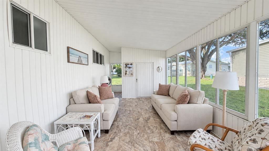 For Sale: $159,900 (2 beds, 2 baths, 960 Square Feet)