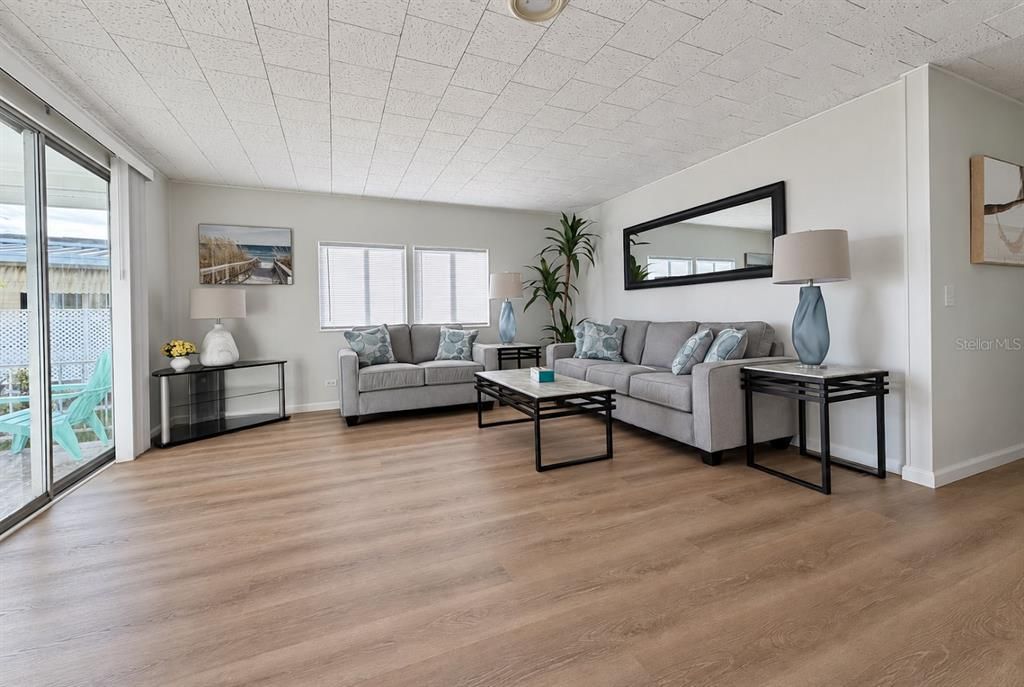 For Sale: $159,900 (2 beds, 2 baths, 960 Square Feet)