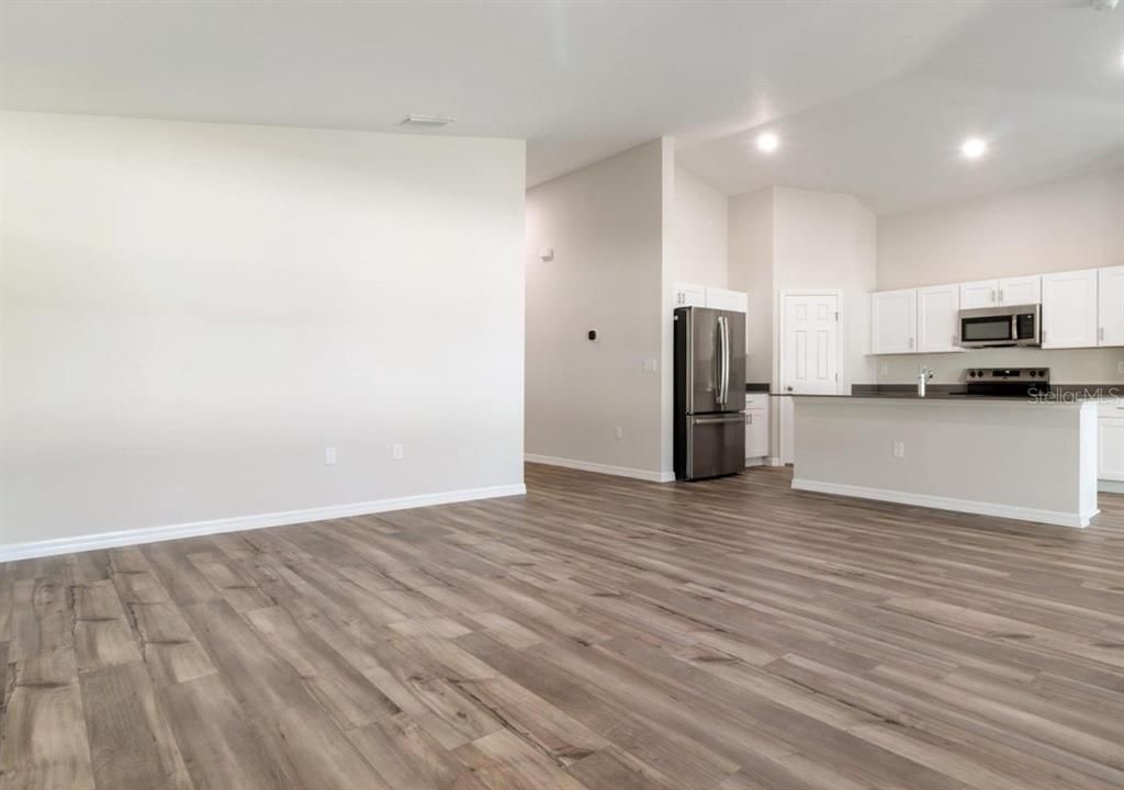 En Venta: $365,000 (4 camas, 2 baños, 1850 Pies cuadrados)
