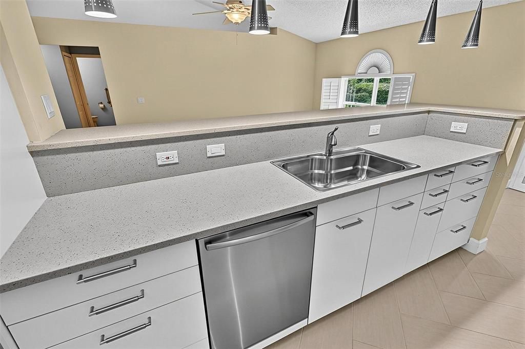 For Sale: $299,900 (3 beds, 2 baths, 1591 Square Feet)