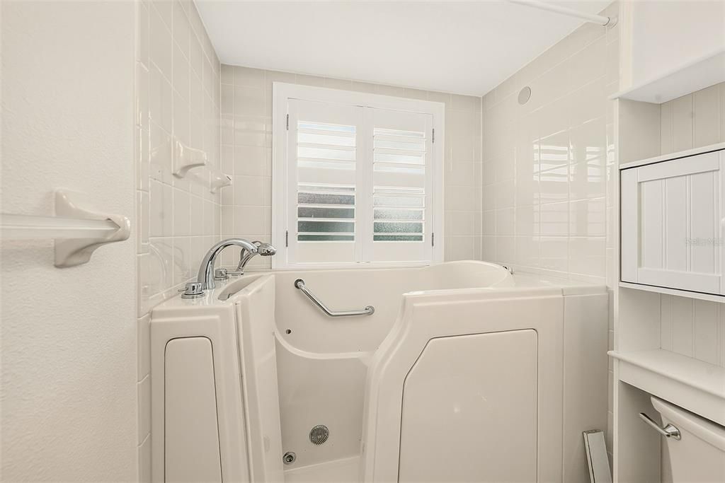 For Sale: $235,000 (2 beds, 2 baths, 1260 Square Feet)