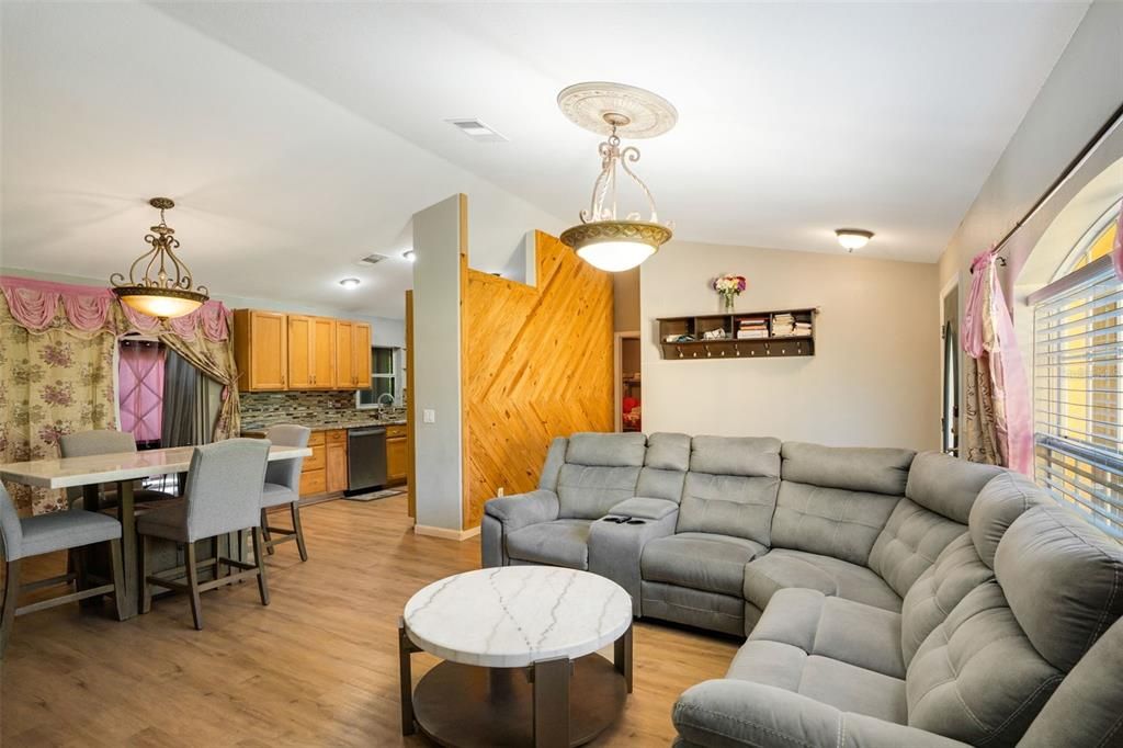 En Venta: $409,000 (4 camas, 2 baños, 2187 Pies cuadrados)