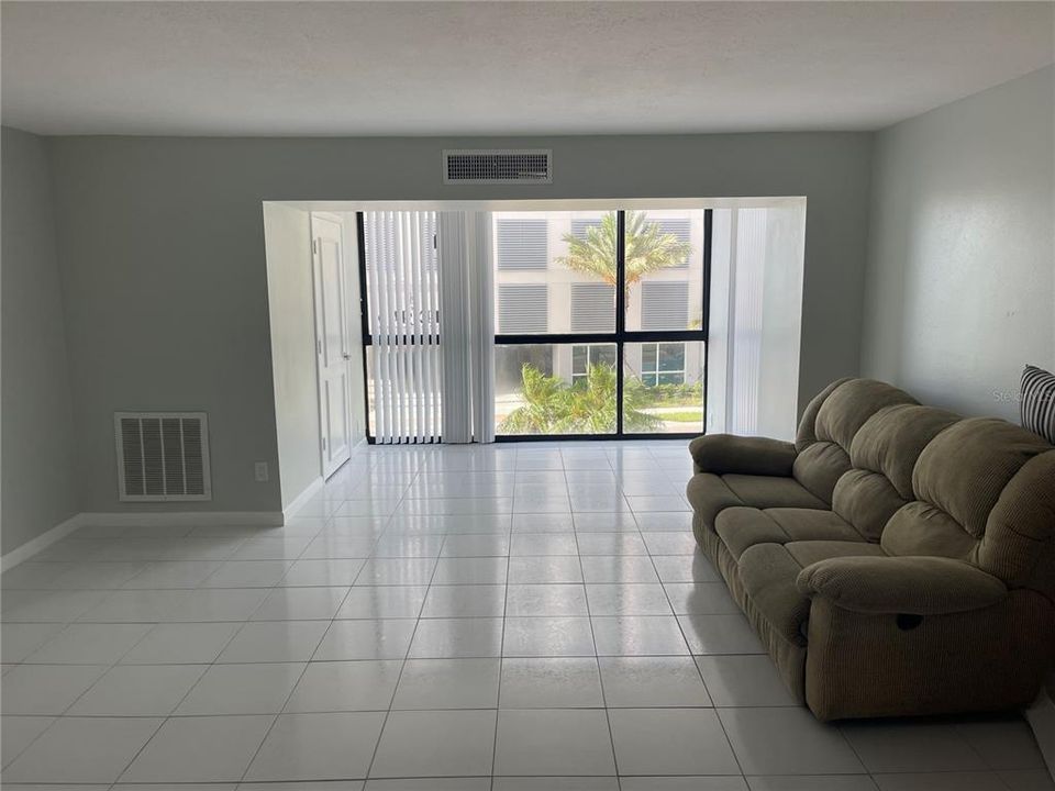 For Rent: $2,400 (2 beds, 2 baths, 1310 Square Feet)