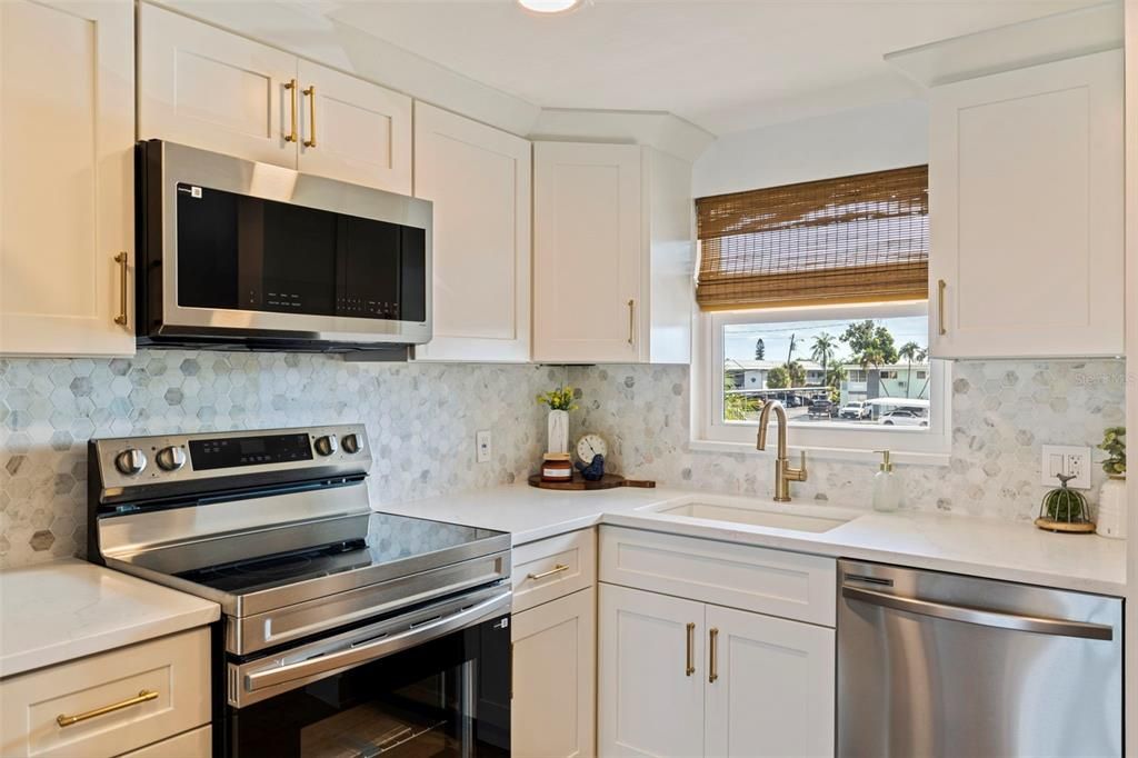For Sale: $264,900 (2 beds, 1 baths, 1005 Square Feet)