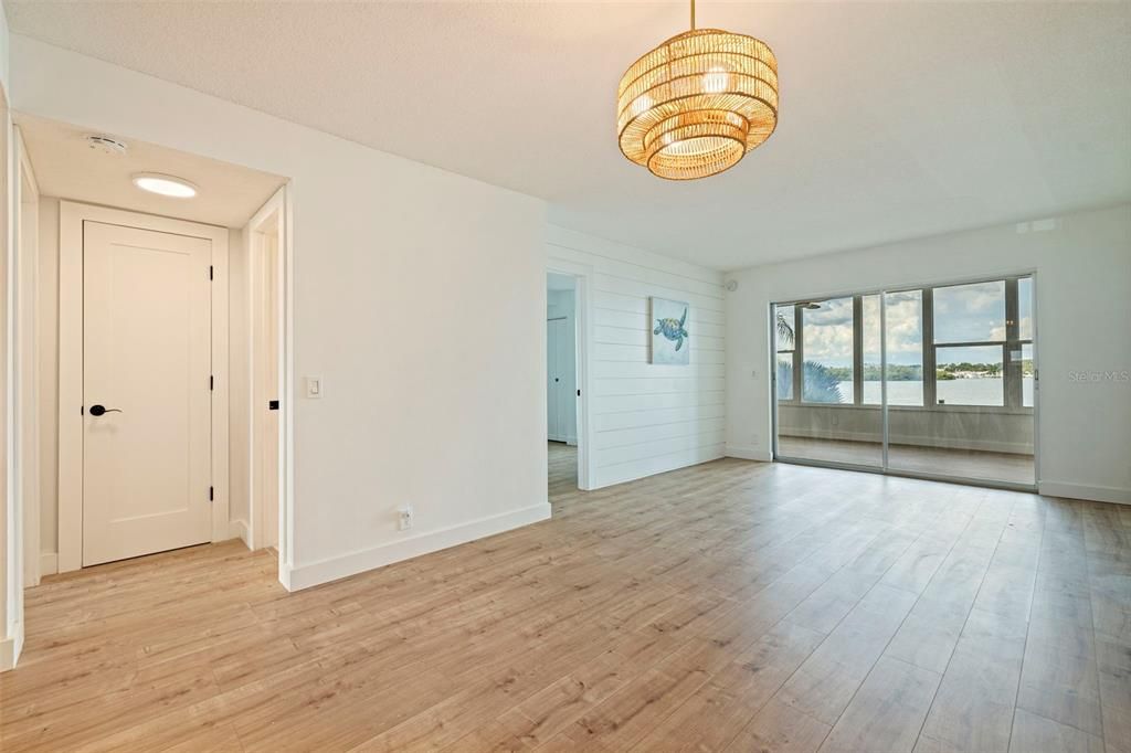 For Sale: $264,900 (2 beds, 1 baths, 1005 Square Feet)