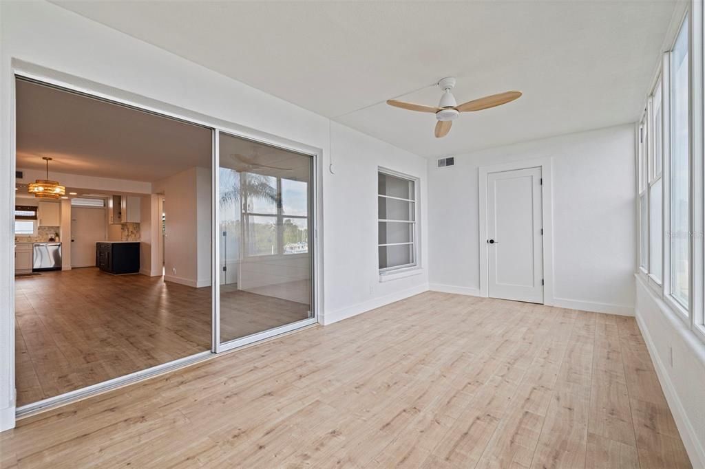For Sale: $264,900 (2 beds, 1 baths, 1005 Square Feet)