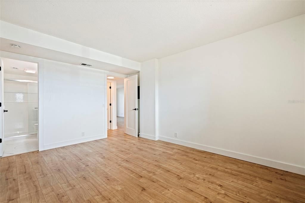 For Sale: $264,900 (2 beds, 1 baths, 1005 Square Feet)