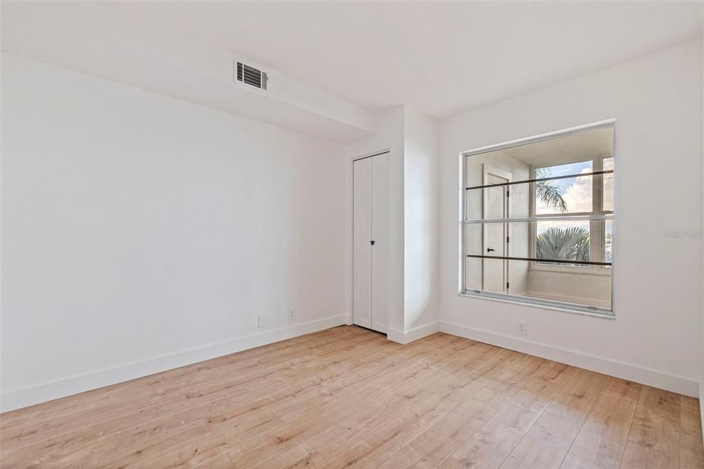 For Sale: $264,900 (2 beds, 1 baths, 1005 Square Feet)