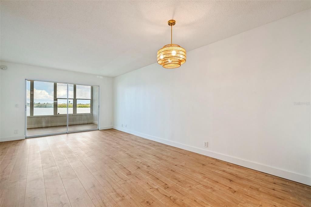 For Sale: $264,900 (2 beds, 1 baths, 1005 Square Feet)