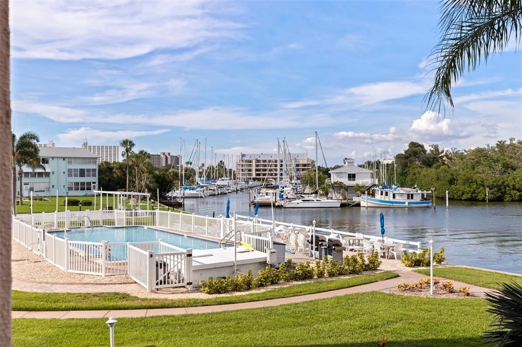 For Sale: $264,900 (2 beds, 1 baths, 1005 Square Feet)