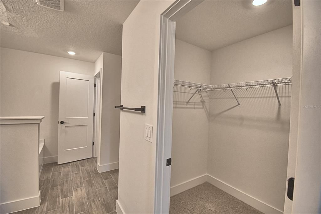 En Venta: $449,665 (4 camas, 3 baños, 2200 Pies cuadrados)