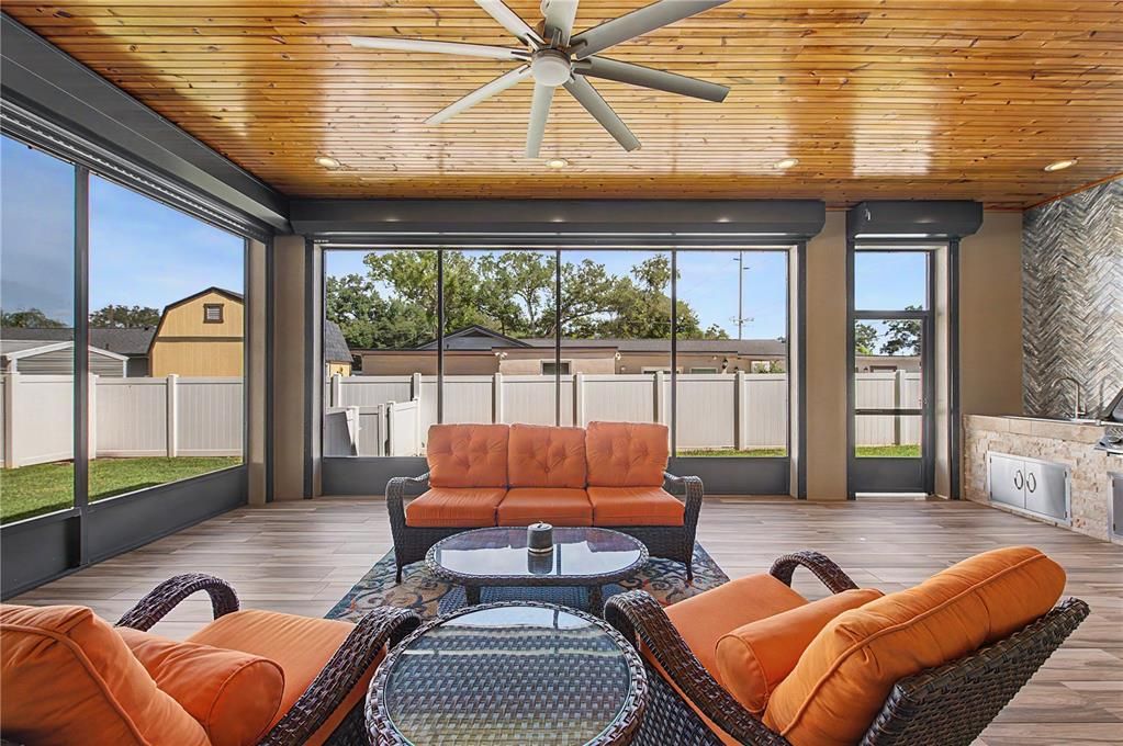 En Venta: $825,000 (3 camas, 3 baños, 2447 Pies cuadrados)