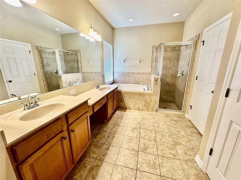 For Sale: $529,900 (3 beds, 3 baths, 2571 Square Feet)