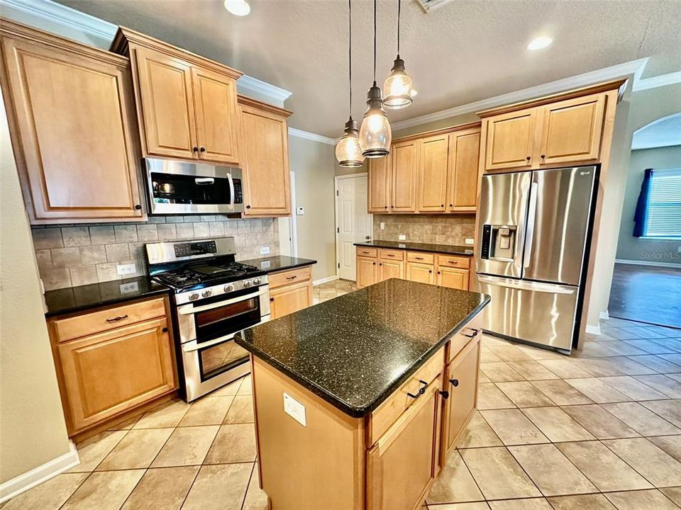 For Sale: $529,900 (3 beds, 3 baths, 2571 Square Feet)