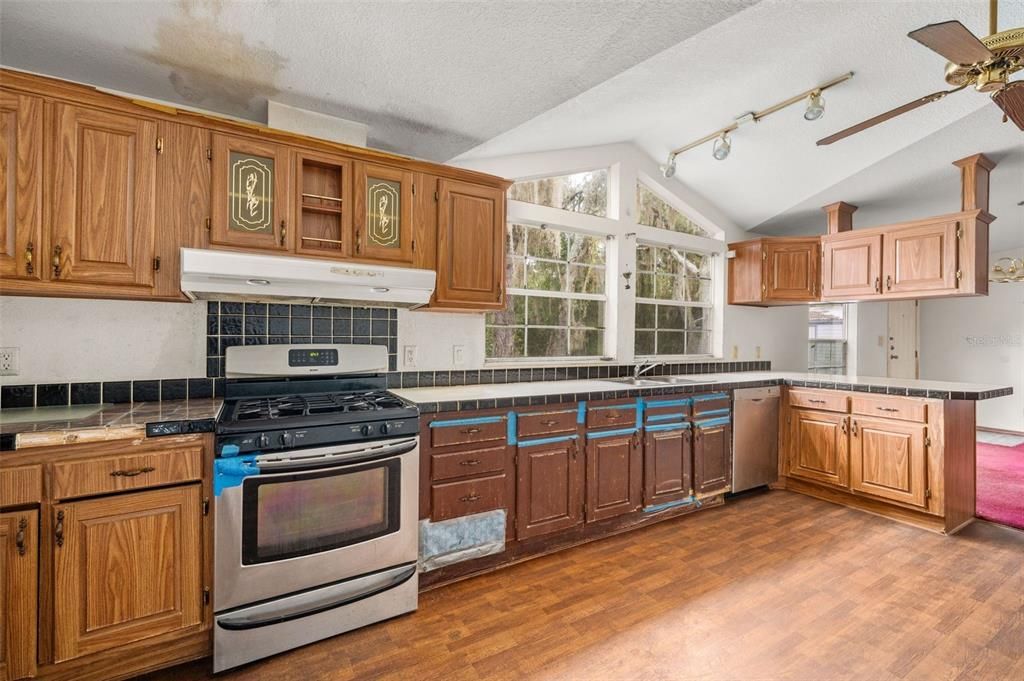 For Sale: $475,000 (3 beds, 2 baths, 1728 Square Feet)