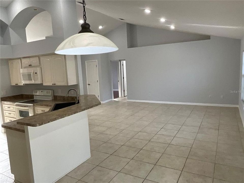 For Rent: $2,495 (3 beds, 2 baths, 1703 Square Feet)