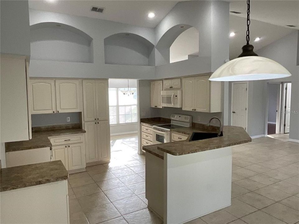 For Rent: $2,495 (3 beds, 2 baths, 1703 Square Feet)