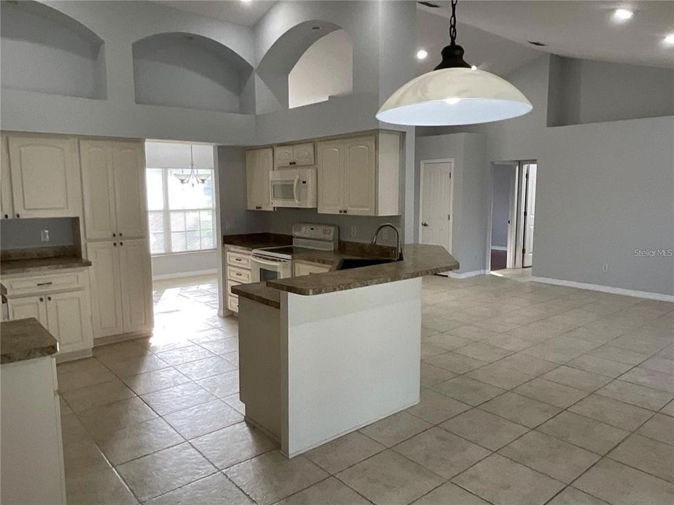 For Rent: $2,495 (3 beds, 2 baths, 1703 Square Feet)