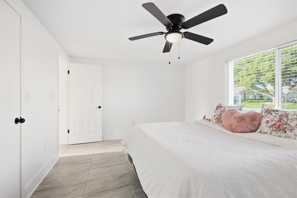 For Sale: $299,000 (3 beds, 2 baths, 1176 Square Feet)