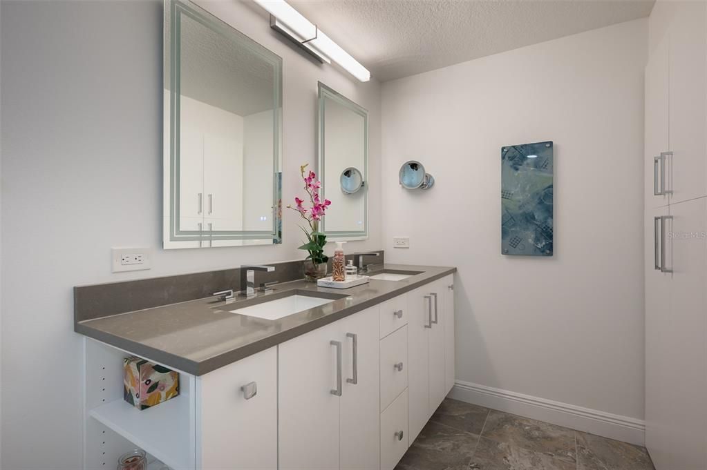 For Sale: $949,000 (2 beds, 2 baths, 1323 Square Feet)