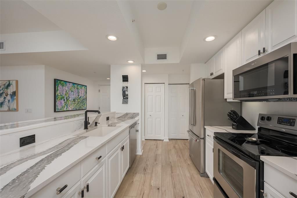 For Sale: $949,000 (2 beds, 2 baths, 1323 Square Feet)