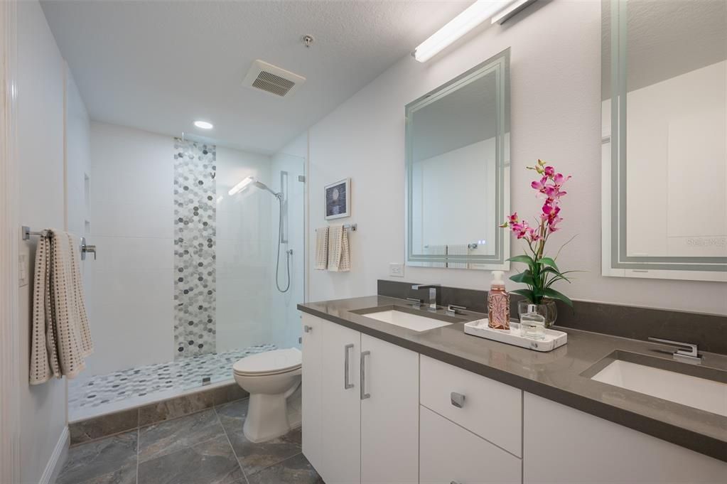 For Sale: $949,000 (2 beds, 2 baths, 1323 Square Feet)