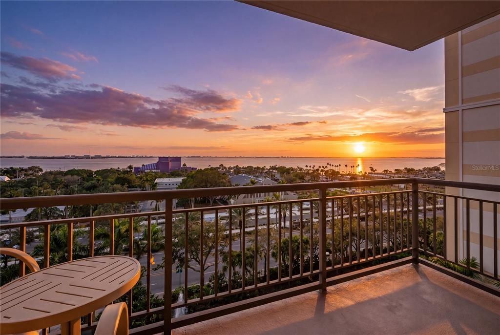 For Sale: $949,000 (2 beds, 2 baths, 1323 Square Feet)