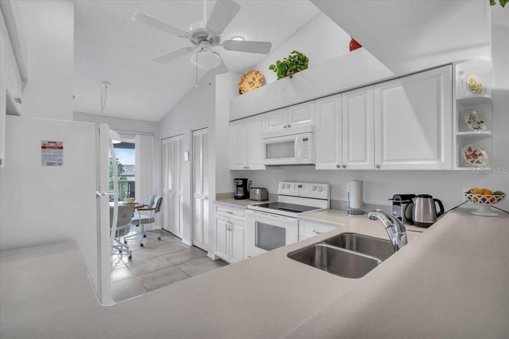 For Sale: $195,000 (2 beds, 2 baths, 1202 Square Feet)