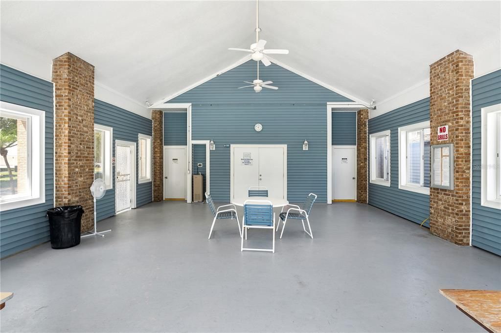 For Sale: $199,999 (2 beds, 1 baths, 1140 Square Feet)