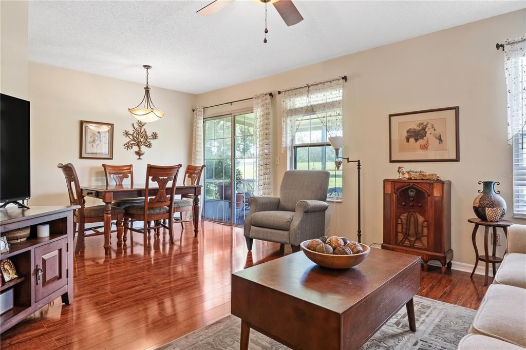 For Sale: $199,999 (2 beds, 1 baths, 1140 Square Feet)