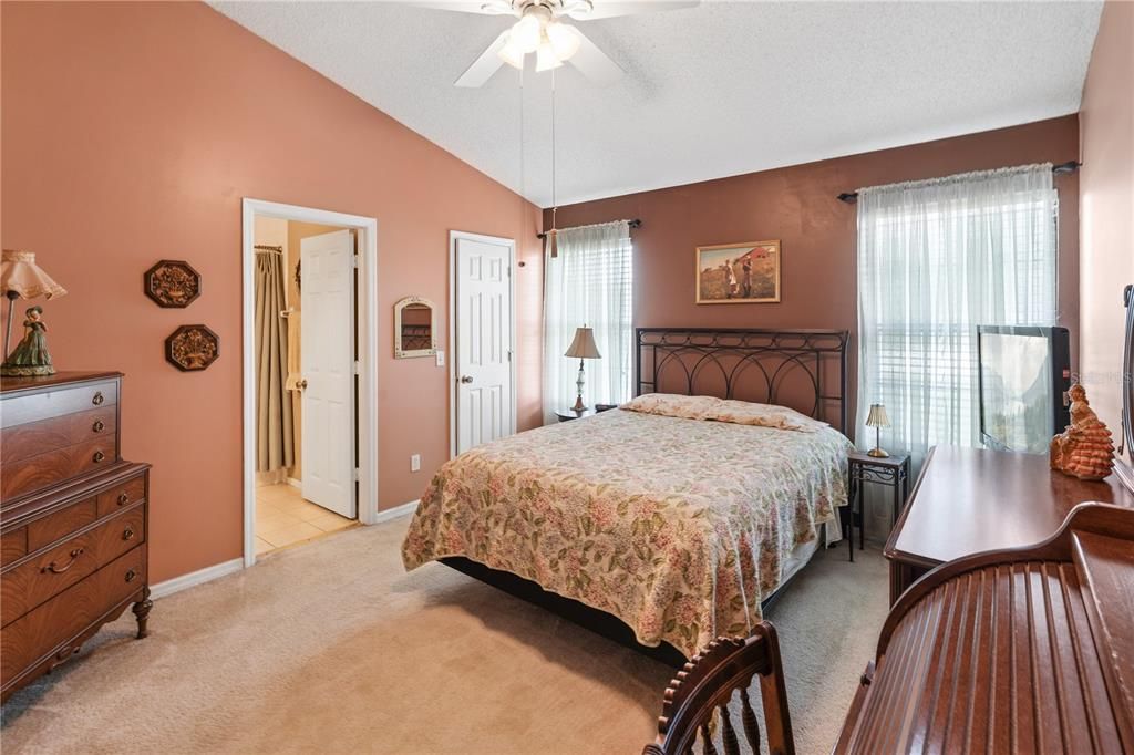 For Sale: $199,999 (2 beds, 1 baths, 1140 Square Feet)