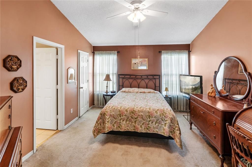 For Sale: $199,999 (2 beds, 1 baths, 1140 Square Feet)