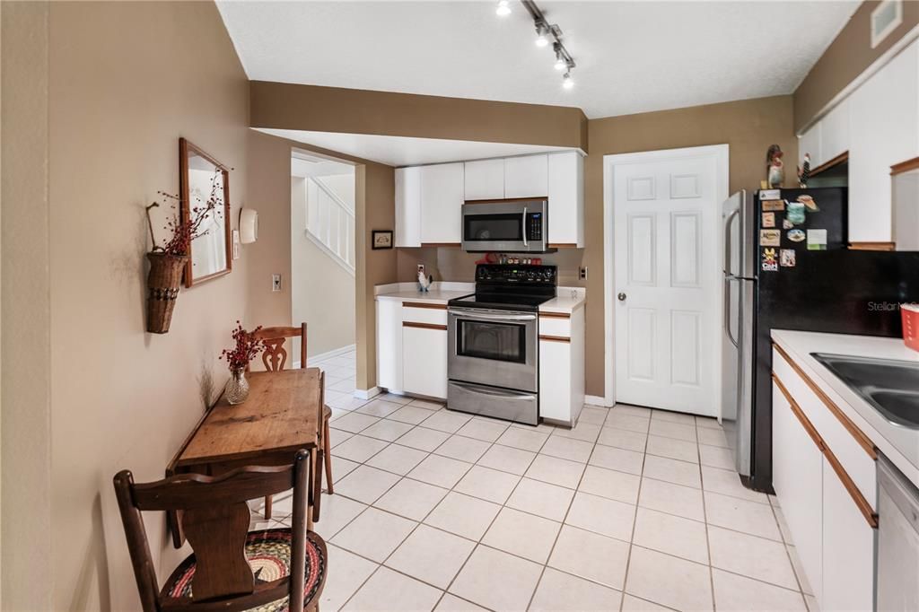 For Sale: $199,999 (2 beds, 1 baths, 1140 Square Feet)