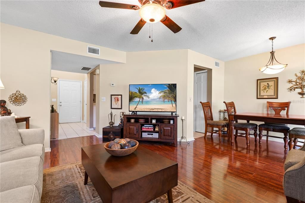 For Sale: $199,999 (2 beds, 1 baths, 1140 Square Feet)