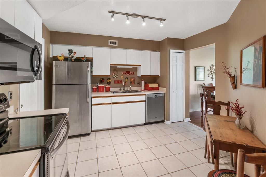 For Sale: $199,999 (2 beds, 1 baths, 1140 Square Feet)