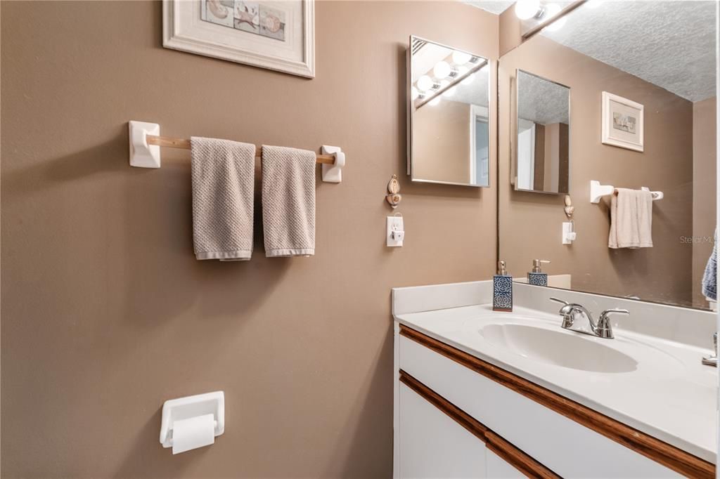 For Sale: $199,999 (2 beds, 1 baths, 1140 Square Feet)