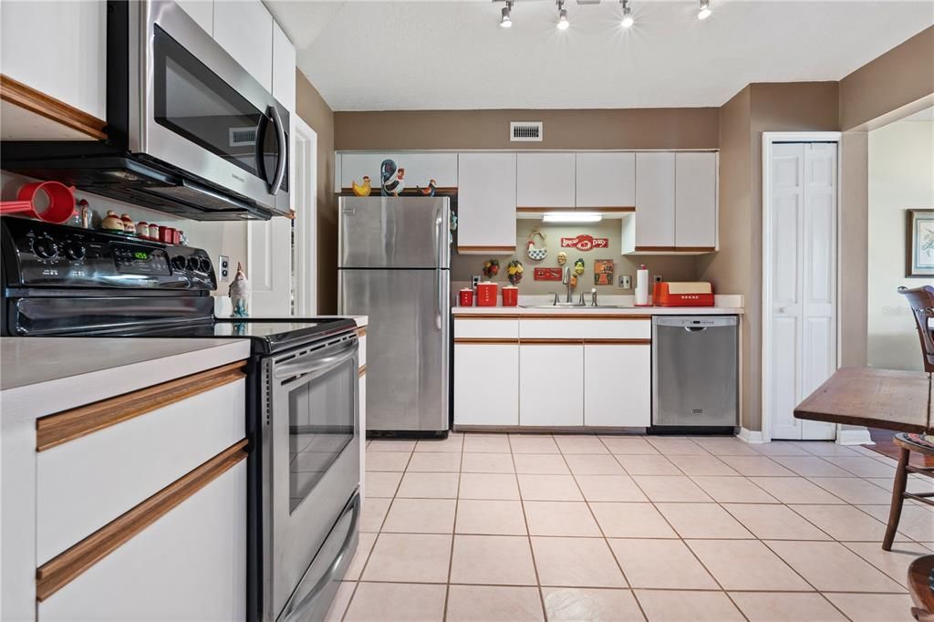 For Sale: $199,999 (2 beds, 1 baths, 1140 Square Feet)