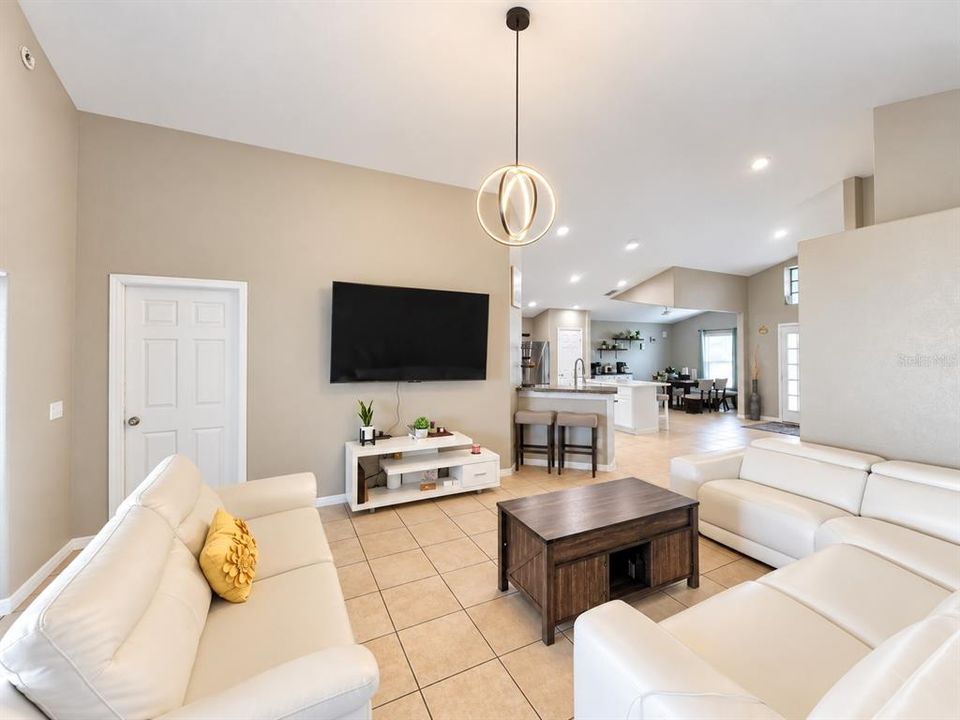 For Sale: $350,000 (3 beds, 2 baths, 1573 Square Feet)