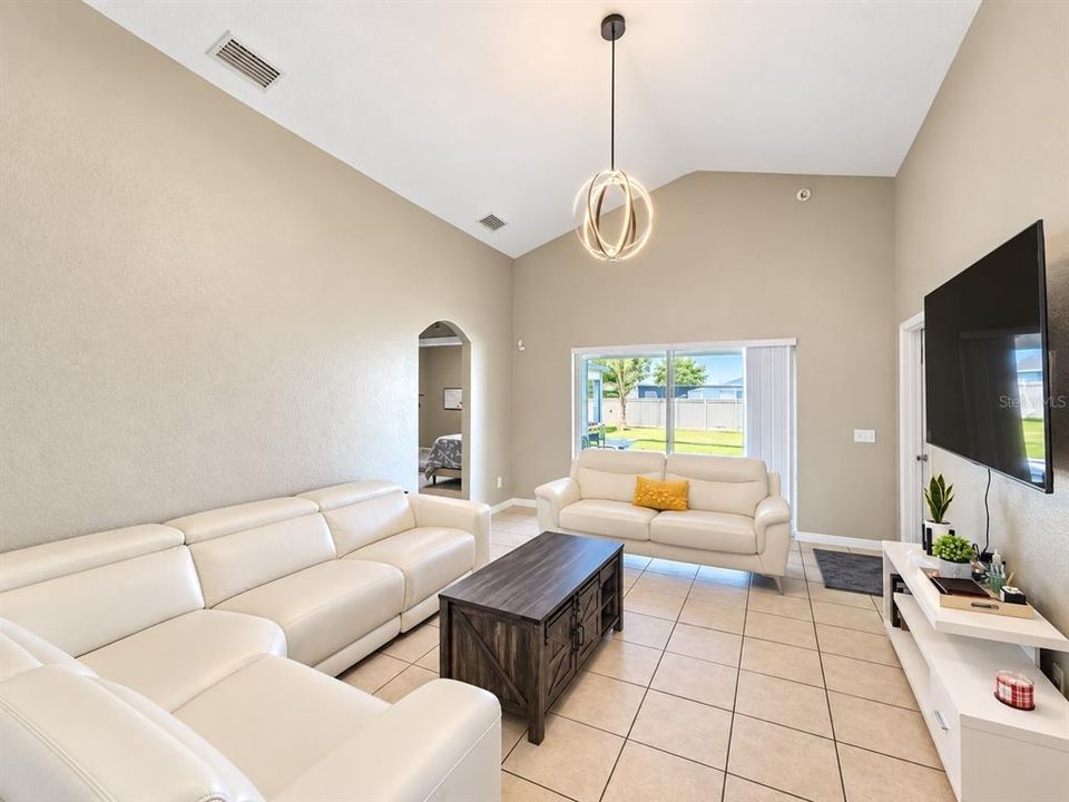For Sale: $350,000 (3 beds, 2 baths, 1573 Square Feet)