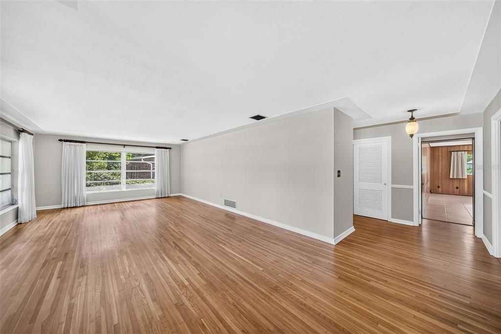 En Venta: $760,000 (4 camas, 2 baños, 2425 Pies cuadrados)