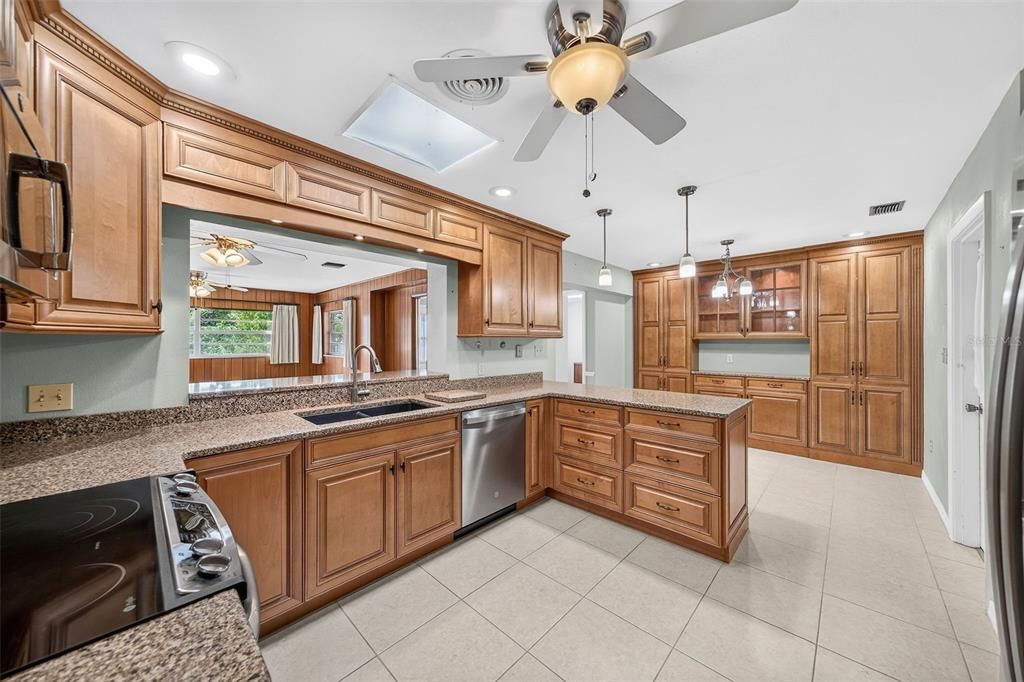 En Venta: $760,000 (4 camas, 2 baños, 2425 Pies cuadrados)