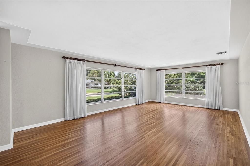 En Venta: $760,000 (4 camas, 2 baños, 2425 Pies cuadrados)