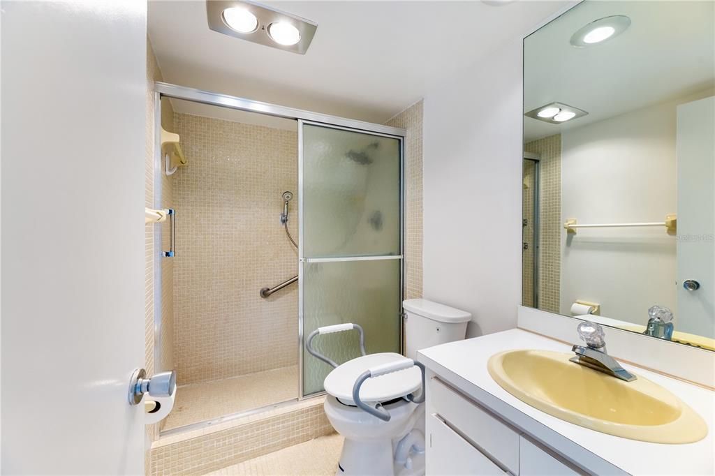 For Sale: $179,900 (2 beds, 2 baths, 1064 Square Feet)